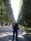 Allan at Versailles, on the avenue leading to The Petit Trianon (59kb)